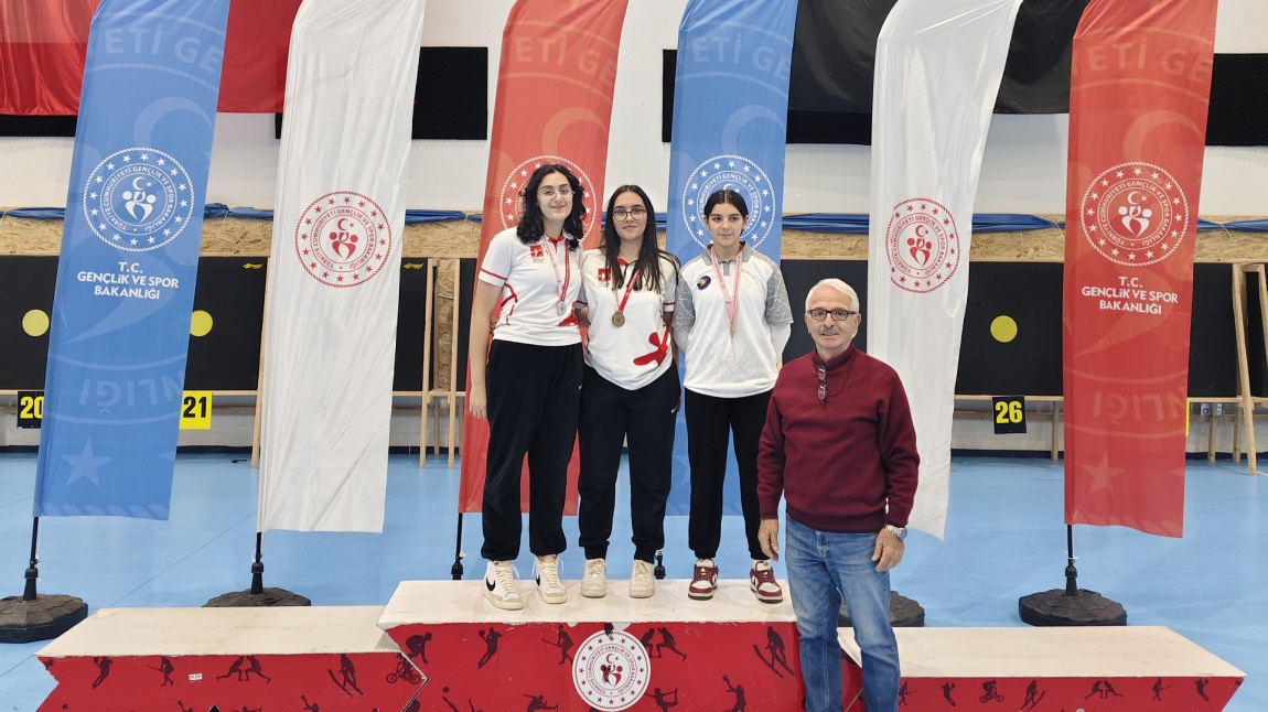 Öğrencimiz Betül Soytürk Olimpik Yay Branşında İl Birincisi Olmuştur 