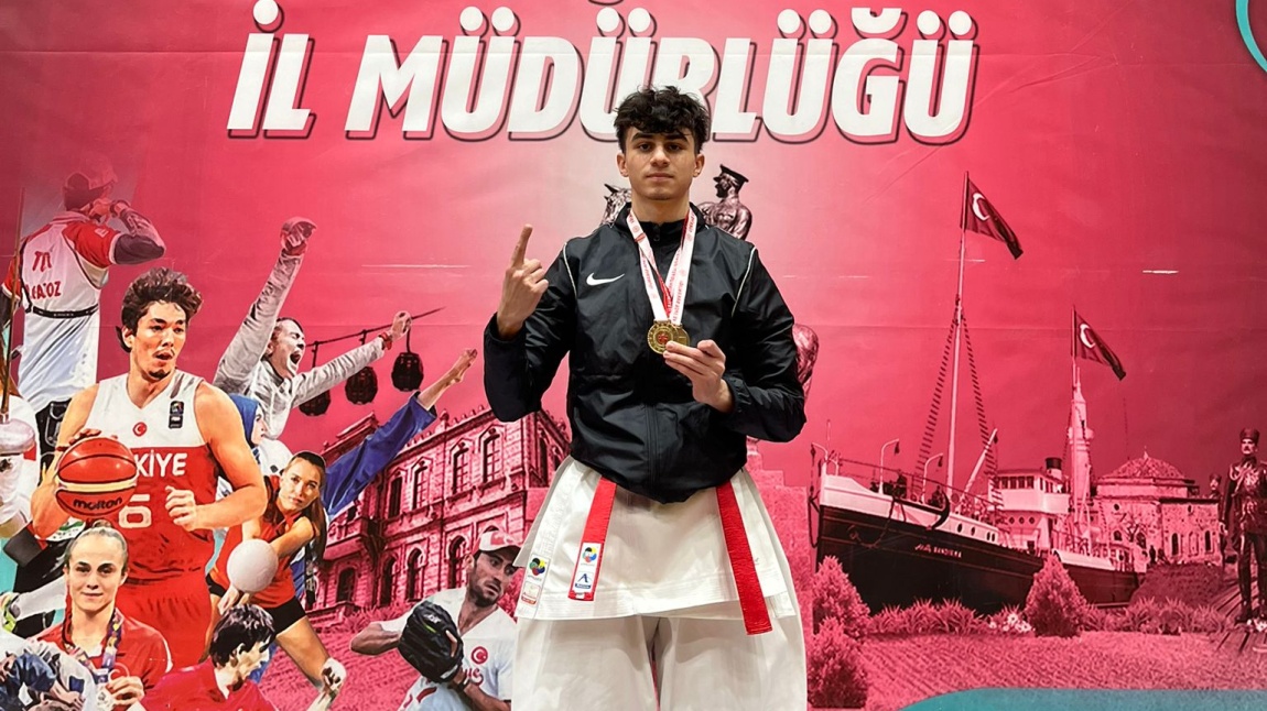 12-B Sınıfı Öğrencimiz Gökdeniz Helvalı Karate İl Birincisi Oldu